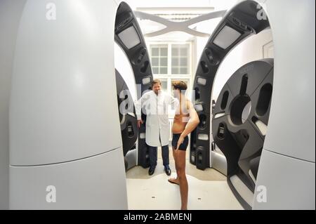 https://l450v.alamy.com/450v/2abmenj/presentation-of-germanys-first-3d-full-body-scanner-in-the-department-of-hand-plastic-and-aesthetic-surgery-at-the-university-hospital-of-munich-in-pettenkoferstrae-the-picture-shows-prof-dr-riccardo-giunta-director-of-the-department-of-plastic-surgery-with-a-model-automated-translation-2abmenj.jpg