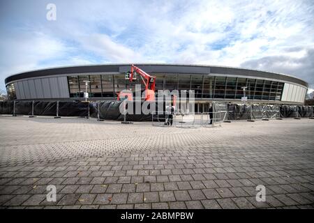 Brunswick, Germany. 28th Nov, 2019. Workers put plates in front of the hall name. At the sponsor's request, the 'Volkswagen Halle' lettering will be concealed during the AfD federal party congress. The AfD is holding its federal party conference in Braunschweig from 30 November to 1 December. Credit: Sina Schuldt/dpa/Alamy Live News Stock Photo