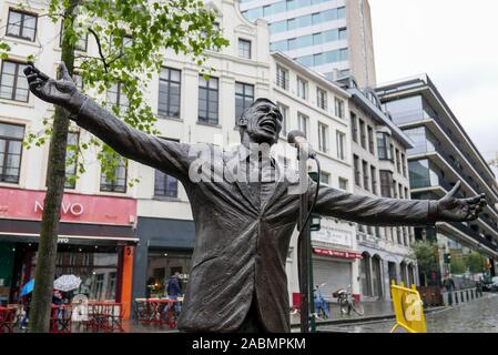 Belgium, Brussels: bronze statue of Jacques Brel, by sculptor Tom Frantzen, in place de la Vieille halle aux bles square Stock Photo