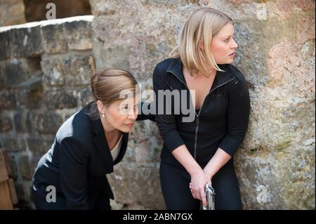 LINDA HAMILTON and EMILIE DE RAVIN in AIR FORCE ONE IS DOWN (2013), directed by ALISTAIR MACLEAN. Credit: SONAR ENTERTAINMENT / Album Stock Photo