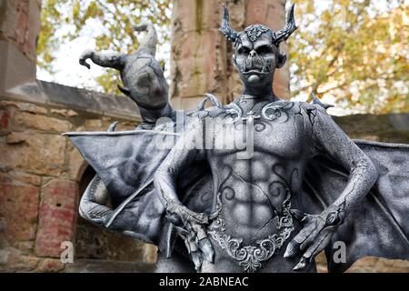 Hannover, Deutschland. 28th Nov, 2019. GEEK ART - Bodypainting and Transformaking: Gargoyle photoshooting with Enrico Lein and Marlena Wieland at the Nikolai graveyard in Hannover on November 28, 2019 - A project by the photographer Tschiponnique Skupin and the bodypainter Enrico Lein Credit: Geisler-Fotopress GmbH/Alamy Live News