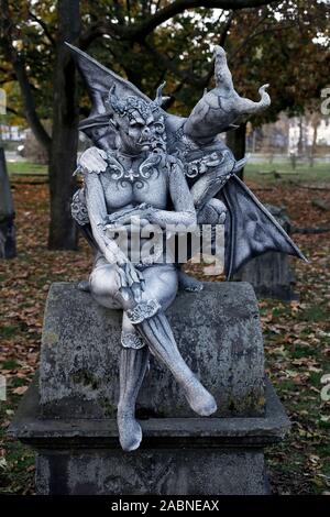 Hannover, Deutschland. 28th Nov, 2019. GEEK ART - Bodypainting and Transformaking: Gargoyle photoshooting with Enrico Lein and Marlena Wieland at the Nikolai graveyard in Hannover on November 28, 2019 - A project by the photographer Tschiponnique Skupin and the bodypainter Enrico Lein Credit: Geisler-Fotopress GmbH/Alamy Live News