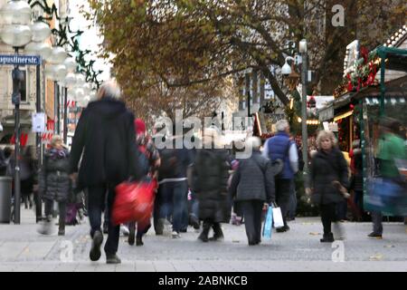 Munich, Germany. 28th Nov, 2019. View into the Kaufinger Straße in Munich, where passers-by with shopping bags walk through the street. Credit: Jennifer Weese/dpa/Alamy Live News Stock Photo