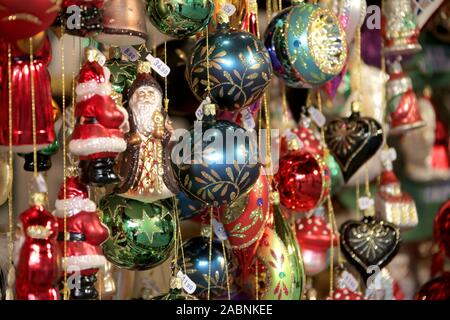 Munich, Germany. 28th Nov, 2019. In a stall at the Munich Christmas Market, you can see colorful Christmas tree balls and Christmas decorations. Credit: Jennifer Weese/dpa/Alamy Live News Stock Photo