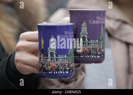 Munich, Germany. 28th Nov, 2019. Two visitors of the Munich Christkindlmarkt toast with mulled wine. Credit: Jennifer Weese/dpa/Alamy Live News Stock Photo