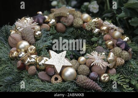 Munich, Germany. 28th Nov, 2019. An Advent wreath is decorated with golden balls, stars and fir cones. Credit: Jennifer Weese/dpa/Alamy Live News Stock Photo