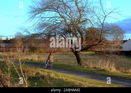 Glasgow, Scotland, UK. 28th Nov, 2019. UK Weather: Sunny end to a changeable day on the canal at Clydebank portents the cold weather ahead from clear sky over the city. Credit: gerard ferry/Alamy Live News Stock Photo