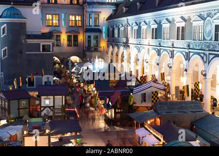 Dresden, Germany. 28th Nov, 2019. The sales stands at the Christmas market in the Stallhof are brightly lit. In the 17th century, the stable yard in Dresden's Residenzschloss served as a venue for large equestrian tournaments. Credit: Sebastian Kahnert/dpa-Zentralbild/ZB/dpa/Alamy Live News Stock Photo