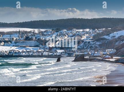 CULLEN TOWN MORAY COAST SCOTLAND WINTER SNOW ON HOUSES BEACH AND THE SEA Stock Photo