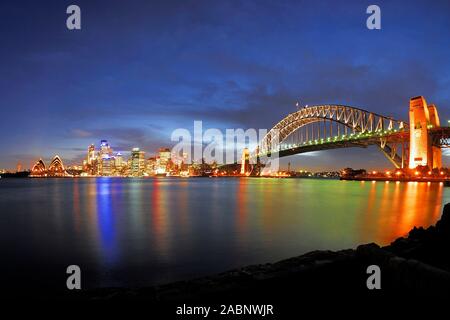 Skyline von Sydney mit Sydney Opera und Harbour Bridge waehrend der blauen Stunde, Sydney, New South Wales, Australien;  Februar 2007 Stock Photo