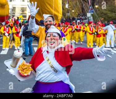 New York, USA,  28 November 2019.  Performers cheer the public at Macy's Thanksgiving Parade in New York City.   Credit: Enrique Shore/Alamy Live News Stock Photo