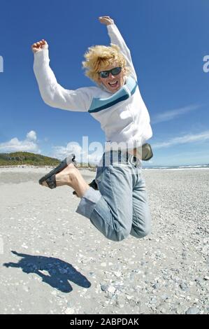 Junger Mann springt in die Luft Stock Photo