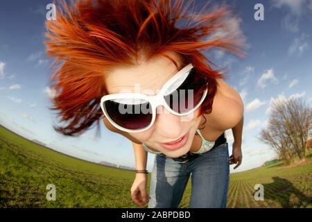 Junge Frau schneidet Grimassen Stock Photo