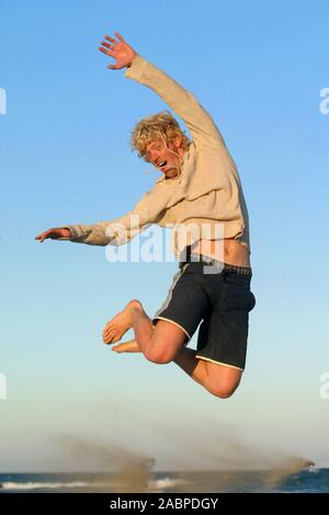 Junger Mann springt in die Luft Stock Photo