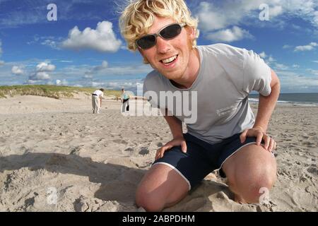 Junger Mann schneidet Grimassen Stock Photo