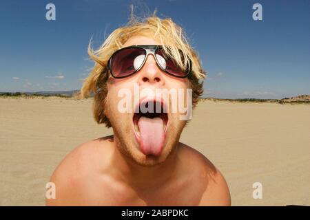 Junger Mann schneidet Grimassen Stock Photo