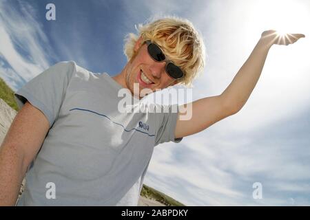 Junger Mann schneidet Grimassen Stock Photo