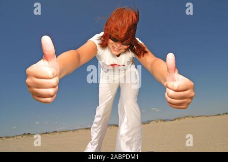 Junge Frau schneidet Grimassen Stock Photo