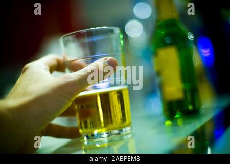 Hand mit Glas Bier Stock Photo