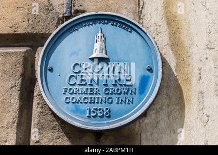 Blue plaque outside a building in Devizes Wiltshire England UK revealling the existence of an old coaching inn dating from 1538 Stock Photo