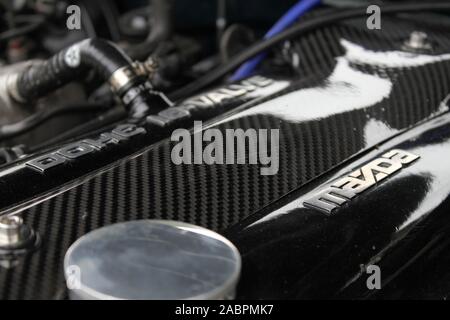 Die Kohlefaser-Abdeckung auf einem modifizierten Mazda MX-5 Auto DOHC  16-Ventil-Motor Stockfotografie - Alamy