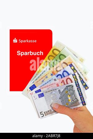 Sparbuch der Sparkasse und Hand mit Euro- Banknoten Stock Photo