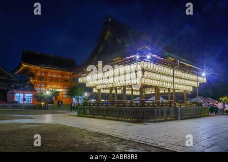 Kyoto, Japan - October 8, 2019: Night view of the Maidono of the Yasaka Shrine, with visitors, in Kyoto, Japan Stock Photo