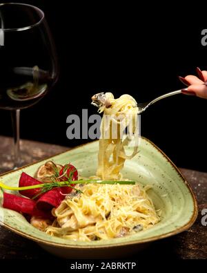 fettuccine in cream sauce with chicken and mushrooms Stock Photo