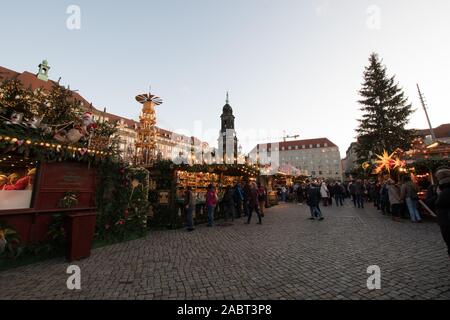 Dresden, Germany. 28th Nov, 2019. The Dresden Striezel Market is one of the oldest and most famous Christmas markets in the world. Since 1434 in Advent it has mostly been held on the Altmarkt in Dresden and attracts an average of 2.5 million visitors annually. The 585th Striezelmarkt will take place from 27 November to 24 December 2019. Credit: Nico Schimmelpfennig/dpa-Zentralbild/ZB/dpa/Alamy Live News Stock Photo