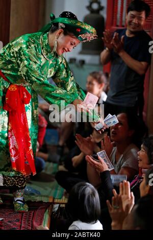 Mau Son taoist temple.  Woman at taoist ceremony. Ritual of offerings.  Sapa. Vietnam. Stock Photo