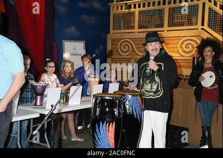 CARLOS SANTANA Joins Local Students As They Drum And Dance To The Beats Of The World Discovery Children's Museum  Las Vegas, Nv  October 29, 2019  Featuring: Carlos Santana, Cindy Blackman Santana Where: Las Vegas, Nevada, United States When: 29 Oct 2019 Credit: DJDM/WENN.com Stock Photo