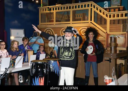 CARLOS SANTANA Joins Local Students As They Drum And Dance To The Beats Of The World Discovery Children's Museum  Las Vegas, Nv  October 29, 2019  Featuring: Carlos Santana, Cindy Blackman Santana Where: Las Vegas, Nevada, United States When: 29 Oct 2019 Credit: DJDM/WENN.com Stock Photo