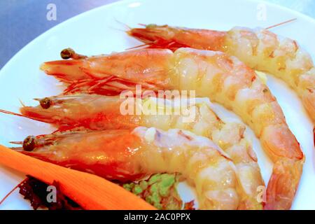 JUMBO PRAWNS,  whole succulent freshly cooked prawns on a bed of salad, served in a beach side restaurant on the mediterranean Stock Photo