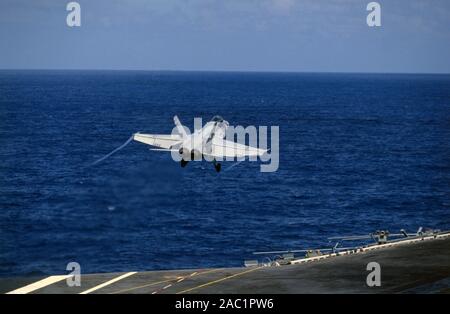 US NAVY / United States Navy Flugzeugträger  Kitty-Hawk-Klasse / Aircraft Carrier  Kitty-Hawk-Class - USS John F. Kennedy CV-67 - McDonnell Douglas F-18C Hornet Stock Photo