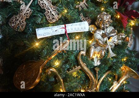 Christmas wreath and decorations inside the House at Waddesdon Manor, Waddesdon, Buckinghamshire, UK. Christmas Music theme. Christmas 2019 Stock Photo