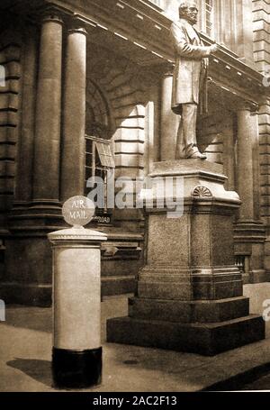 A 1934 historic photograph showing the statue of Rowland Hill  (1795-1879) outside the GPO  (General Post Office) London, UK with a blue dedicated airmail postbox next to it Stock Photo