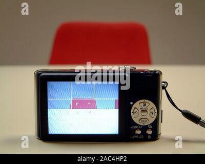 AJAXNETPHOTO. READING, ENGLAND. -  SCREEN VIEW - LIQUID CRYSTAL DISPLAY SCREEN AND CONTOLS ON REAR OF A COMPACT DIGITAL CAMERA.  PHOTO:JONATHAN EASTLAND/AJAX REF:D43 40305 14 Stock Photo