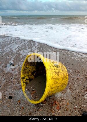 AJAXNETPHOTO. WORTHING, ENGLAND. - SEA JUNK - LARGE YELLOW PLASTIC BUCKET WASHED UP ON THE BEACH.PHOTO:JONATHAN EASTLAND/AJAX REF:GR4140911 1074335 Stock Photo