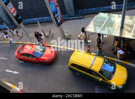 Bangkok, Thailand - November 29, 2019 : Tourists are getting in taxi cars at white yellow kerb loading zone in front of paragon shopping mall Stock Photo