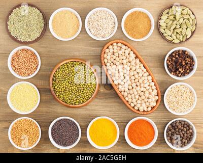 Buckwheat, oat, mung bean, chick pea, millet, green cardamom, allspice, dry ginger, pepper chili, fenugreek, turmeric, cloves, masala, mustard seeds o Stock Photo