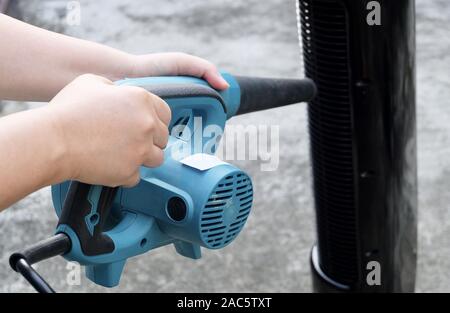 Machine that removes dust from deals air