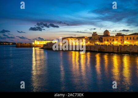 Insel Ortigia in der Abenddämmerung, Syrakus, Sizilien, Italien, Europa  |  Ortygia island at dusk, Syracuse, Sicily, Italy, Europe Stock Photo