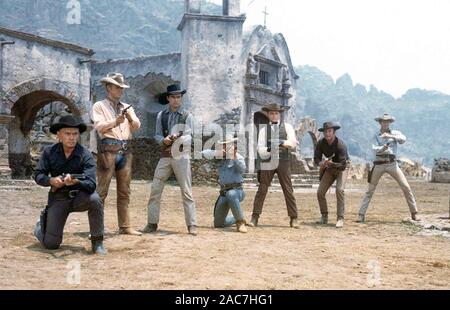 THE MAGNIFICENT SEVEN 1960 United Artists film with Yul Brynner at left next to Steve McQueen Stock Photo