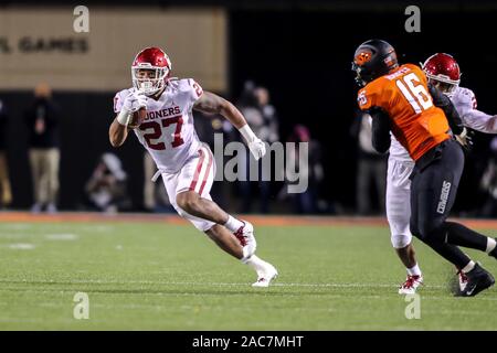 Stillwater, OK, USA. 30th Nov, 2019. University of Oklahoma fullback Jeremiah Hall (27) rushes with the ball during a football game between the University of Oklahoma Sooners and the Oklahoma State Cowboys at Boone Pickens Stadium in Stillwater, OK. Gray Siegel/CSM/Alamy Live News Stock Photo