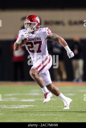 Oklahoma fullback Jeremiah Hall (27) carries during an NCAA college ...