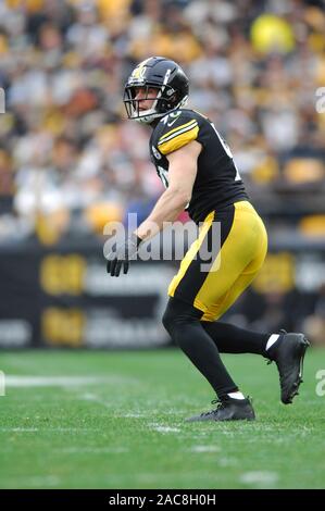 Pittsburgh Steelers vs. Philadelphia Eagles . NFL Game. American Football  League match. Silhouette of professional player celebrate touch down.  Screen Stock Photo - Alamy