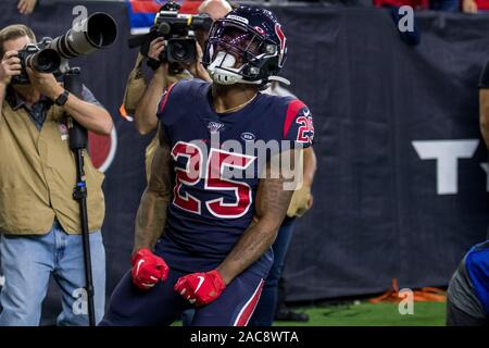 Houston Texans running back Duke Johnson (25) lines up between