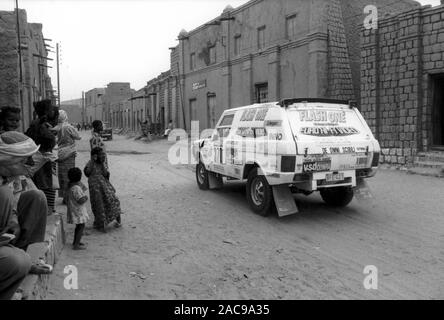 Gérard MARCY / Luc JANSSENS - RANGE ROVER V8, Paris Alger Dakar 1985 - Crossing Tombouctou - Mali Stock Photo