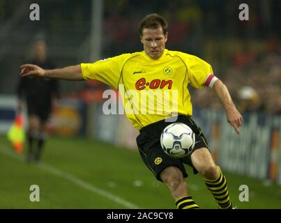 Westfalestadion Dortmund Germany 25.9.2002, Football:  UEFA Champions League Season 2002/03, Borussia Dortmund (BVB, yellow) vs AJ Auxerre (AUX, white) 2:1; Stefan REUTER (BVB) Stock Photo