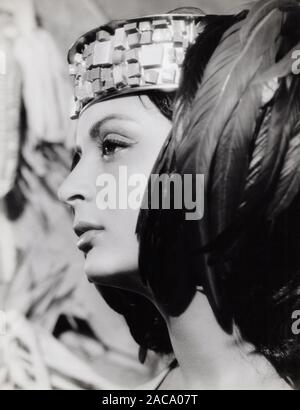 Teresa Lorca, spanische Flamencotänzerin und Schauspielerin im Spielfilm 'Die Pyramide des Sonnengottes', Deutschland 1965. Spanish flamenco dancer and actress Teresa Lorca in the movie 'Die Pyramide des Sonnengottes', Germany 1965. Stock Photo